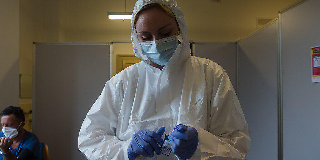 Medizinisches Personal mit dem Abstrichstäbchen eines Coronavirus-Tests in einem Tessiner Testzentrum. (Archivbild)