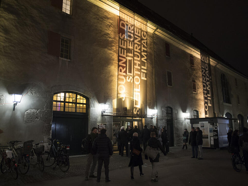 Über 65'000 Filmfans pilgerten an den vergangenen Filmtagen nach Solothurn. Mit dem Programm der kommenden Ausgabe, die am 25. Januar 2018 eröffnet wird, sollen wiederum Zehntausende in die Ambassadorenstadt am Fusse des Jurasüdfusses gelockt werden. (Archivbild)