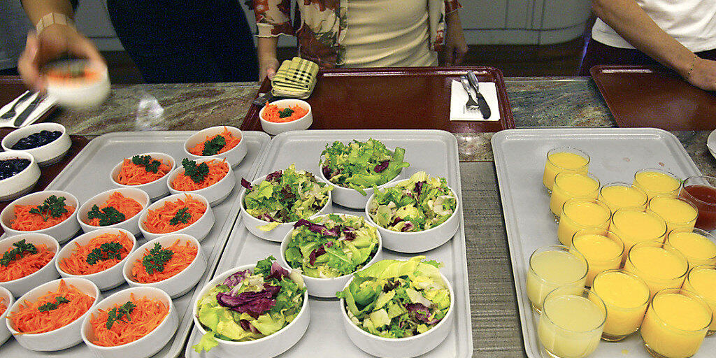 Kantinenbesucher greifen öfter zu, wenn der Salat direkt beim Eingang steht. Ob das die für sie wirklich "bessere" Entscheidung ist, ist allerdings fraglich, sagen Zürcher Forscher. (Archivbild)