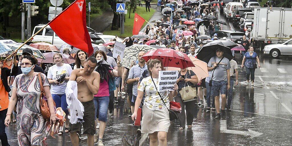Tausende Menschen sind im äussersten Osten Russlands für den inhaftierten rechten Ex-Gouverneur von Chabarowsk trotz Regenwetter auf die Strasse gegangen.
