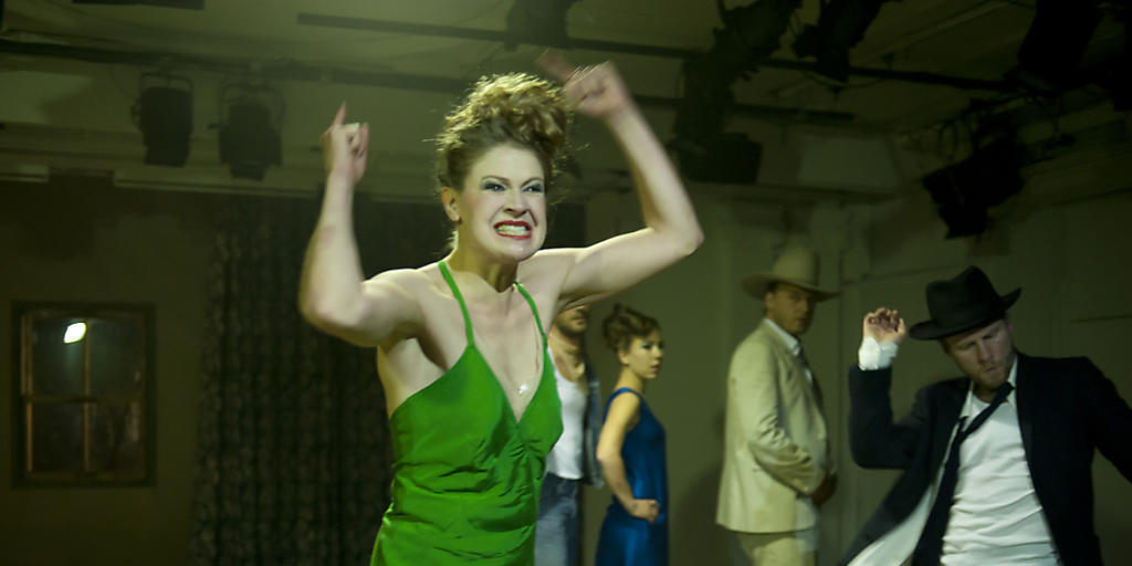 "Bonnie und Clyde" im Theater Neumarkt in Zürich hatte am 14. Oktober 2016 Premiere. Es spielen Hanna Eichel, hinten von links nach rechts Simon Brusis, Jennifer Frank, Martin Butzke und Maximilian Kraus