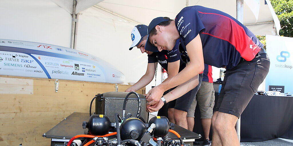 Zwei Studenten des Swissloop-Team an der Arbeit am Hyperloop-Wettbewerb auf dem SpaceX-Gelände in Los Angeles. Zwei Studenten des Swissloop-Team an der Arbeit am Hyperloop-Wettbewerb auf dem SpaceX-Gelände in Los Angeles.