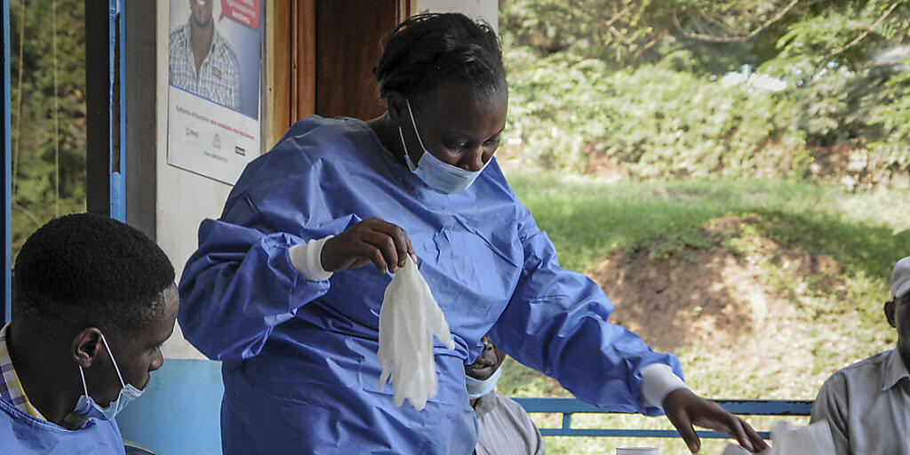 Das Gesundheitspersonal zieht in einem Spital im Westen Ugandas Schutzkleidung an, bevor es mit dem Impfen von Menschen gegen Ebola beginnt. (AP Photo/Ronald Kabuubi)