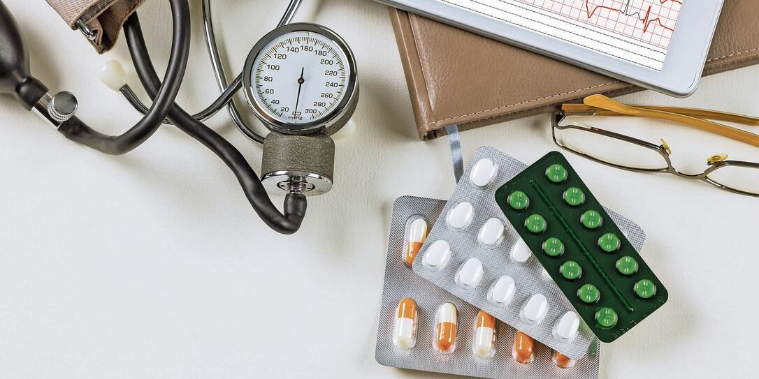 An cardiogram, sphygmomanometer, a device that measures pressure, to control high pressure with treatment therapy