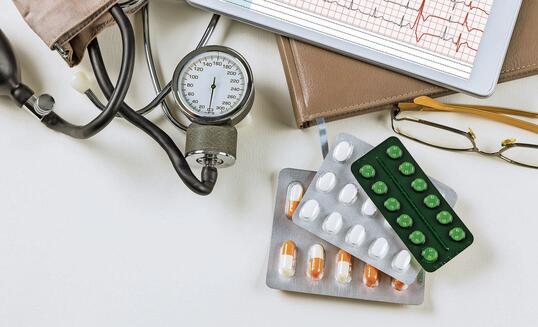 An cardiogram, sphygmomanometer, a device that measures pressure, to control high pressure with treatment therapy