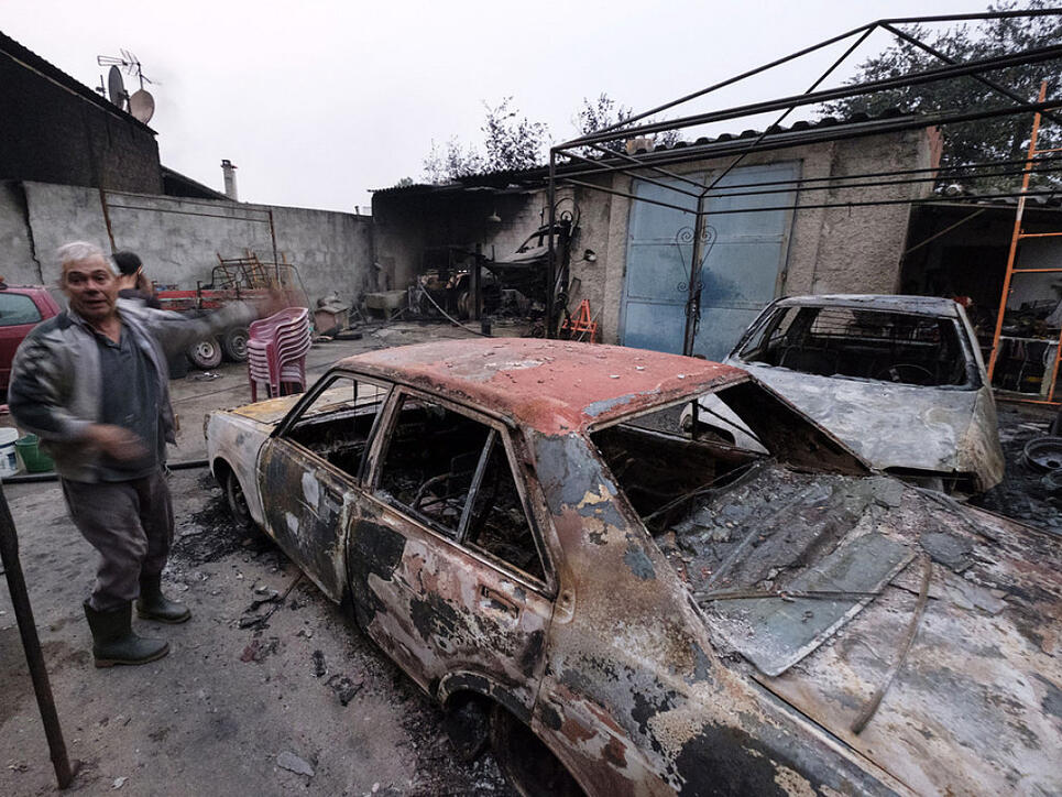 Ein Mann steht neben ausgebrannten Autos in einem Dorf im Norden Portugals. Dutzende Menschen haben bei den Bränden auf der iberischen Halbinsel ihr Leben verloren.