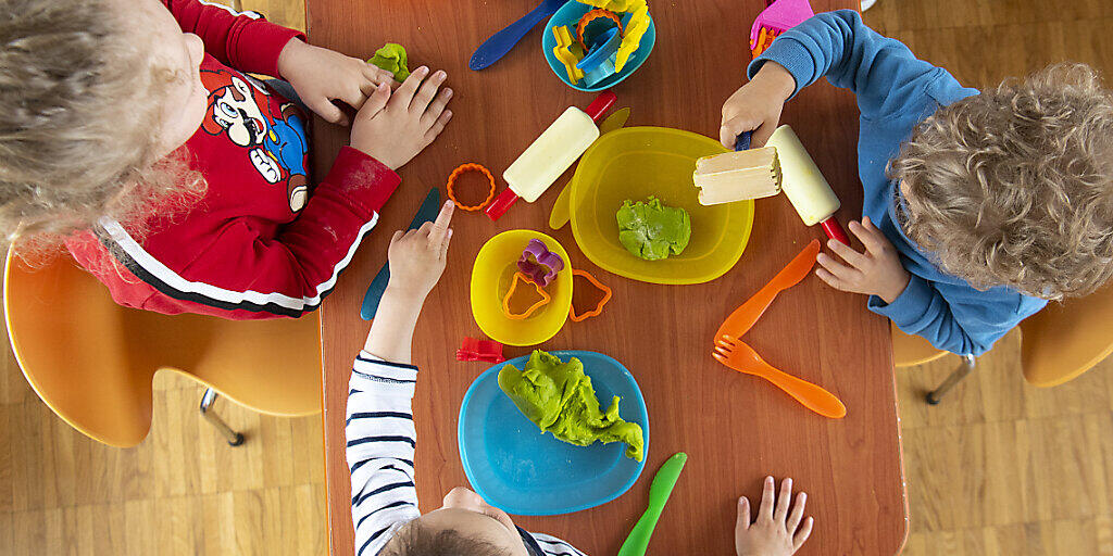 Der Schulhort Dorf/Feld in Kloten ist wegen der Corona-Erkrankung einer Mitarbeiterin geschlossen. 80 Kinder müssen vorsichtshalber in Quarantäne. (Symbolbild) Der Schulhort Dorf/Feld in Kloten ist wegen der Corona-Erkrankung einer Mitarbeiterin geschlossen. 80 Kinder müssen vorsichtshalber in Quarantäne. (Symbolbild)