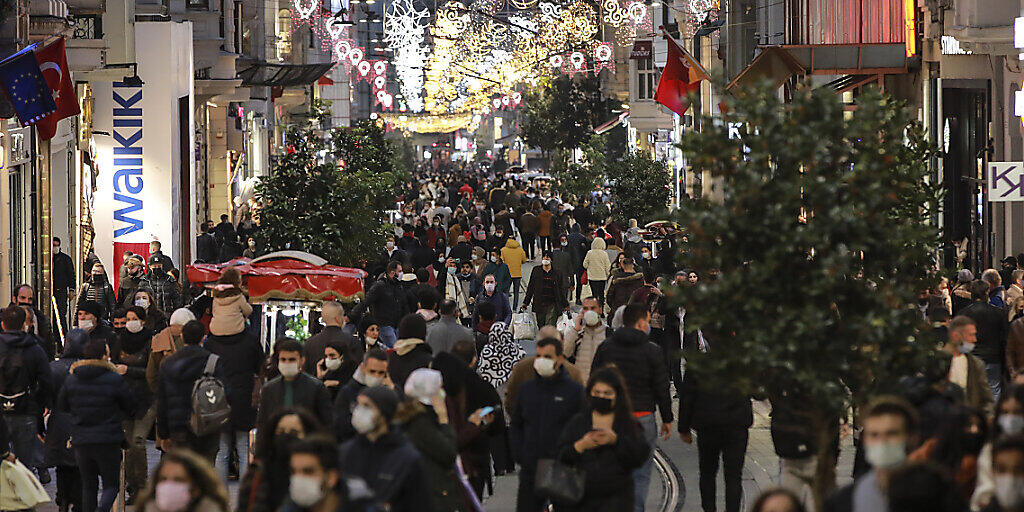 Menschen spazieren wenige Stunden vor der Sperrstunde entlang der Haupteinkaufsstraße in Istanbul. Die türkische Regierung hat entgegen der bisherigen Praxis die täglichen Fallzahlen der positiv auf das Coronavirus getesteten Menschen im Land bekanntgegeben. Foto: Emrah Gurel/AP/dpa Menschen spazieren wenige Stunden vor der Sperrstunde entlang der Haupteinkaufsstraße in Istanbul. Die türkische Regierung hat entgegen der bisherigen Praxis die täglichen Fallzahlen der positiv auf das Coronavirus getesteten Menschen im Land bekanntgegeben. Foto: Emrah Gurel/AP/dpa
