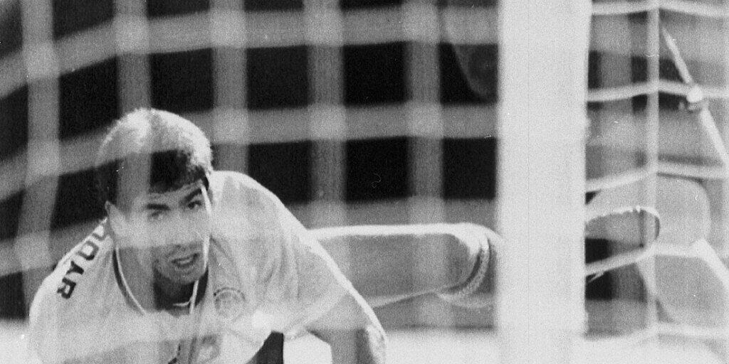 Andres Escobar schaut dem Ball hinterher: Soeben ist ihm das folgenschwere Eigentor gegen die USA unterlaufen