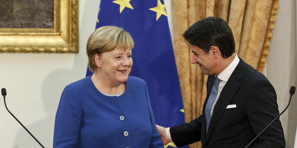 Die deutsche Bundeskanzlerin Angela Merkel erklärte am Montag anlässlich ihres Besuchs beim italienischen Ministerpräsidenten Giuseppe Conte, die Kooperation mit der libyschen Küstenwache bei der Seenotrettung von Migranten sei "verbesserungswürdig".