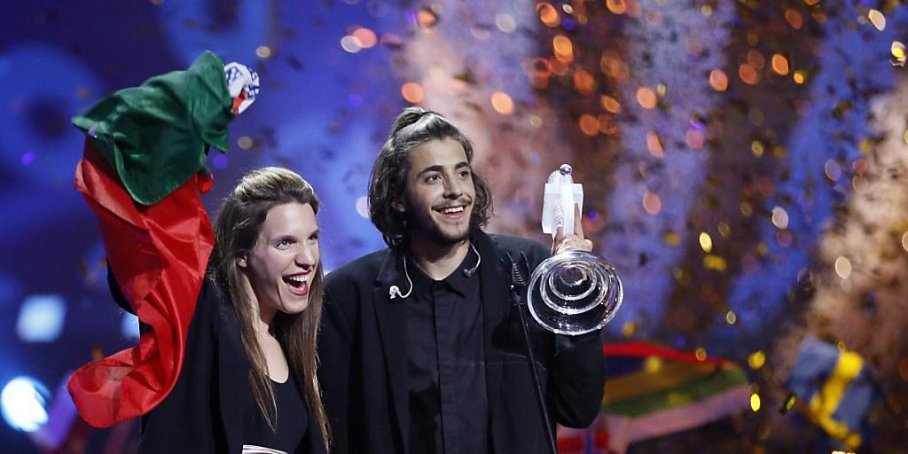 Salvador Sobral und seine Schwester Luisa, die den Gewinner-Song schrieb, stehen nach dem Sieg für Portugal gemeinsam auf der ESC-Bühne in Kiew. Salvador Sobral und seine Schwester Luisa, die den Gewinner-Song schrieb, stehen nach dem Sieg für Portugal gemeinsam auf der ESC-Bühne in Kiew.