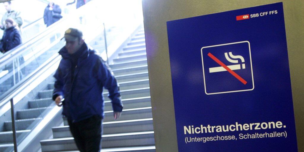 Die SBB erwägt ein Rauchverbot in allen Schweizer Bahnhöfen. (Archiv)