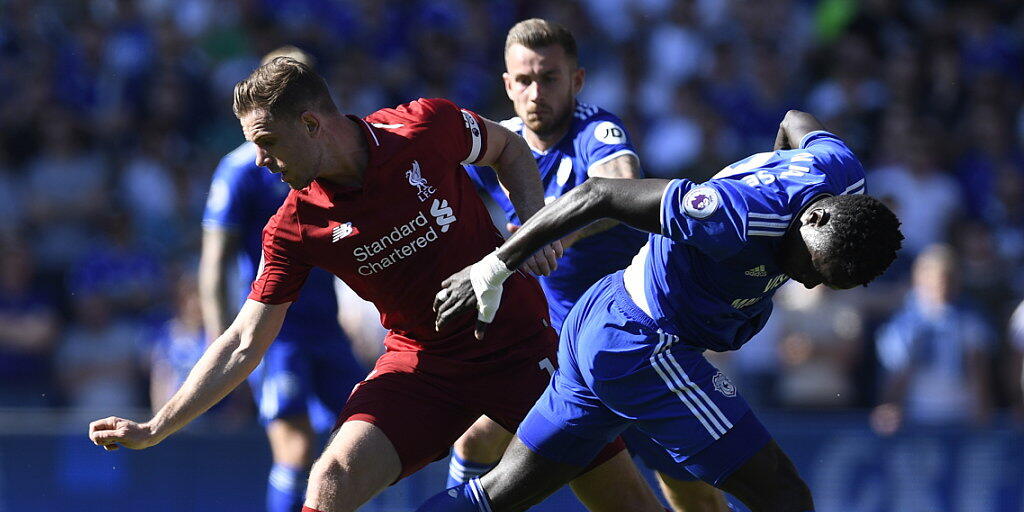 Liverpools Jordan Henderson (links) im Zweikampf mit Oumar Niasse von Cardiff City