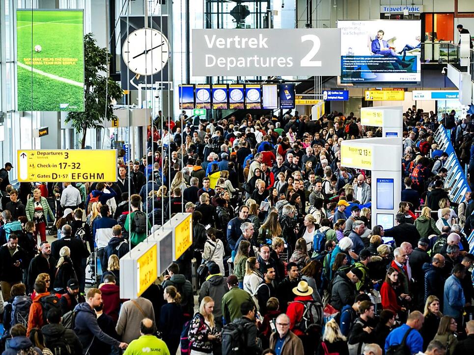 Volle Eincheckhalle bei Amsterdams Flughafen Schiphol, der von einem Stromausfall betroffen war.