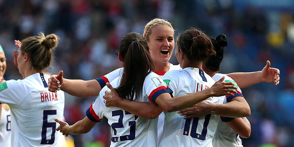 Zweiter Sieg im zweiten Spiel für den Titelverteidiger: Die Amerikanerinnen freuen sich an der Frauen-WM über den vorzeitigen Einzug in die Achtelfinals