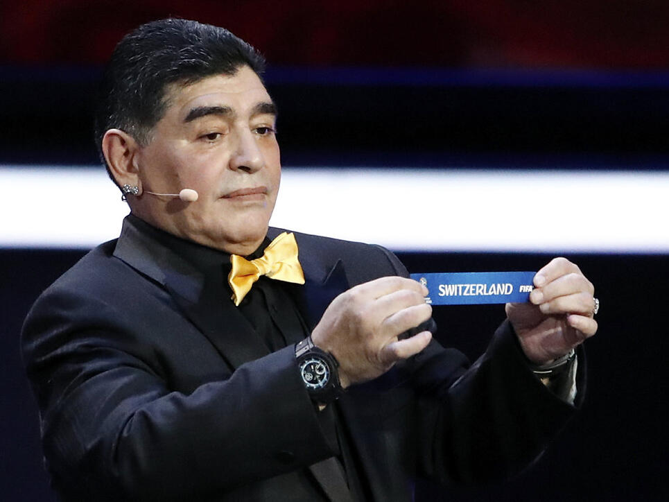 Diego Maradona zieht das Schweizer Los aus Topf 2