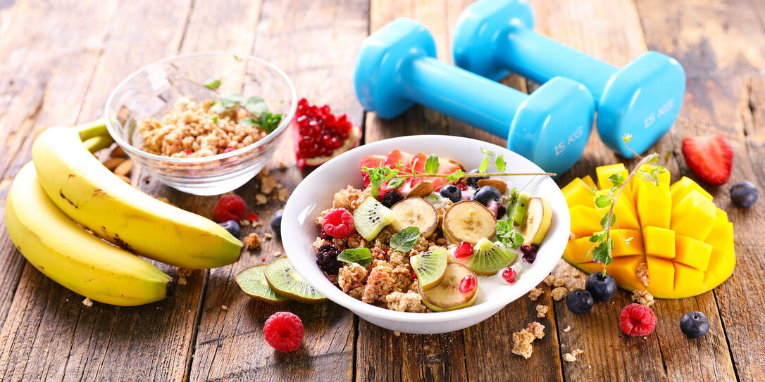 Gesunde und ausgewogene Ernährung in Kombination mit Sport sorgt für eine gutes Körpergefühl und lässt die Pfunde purzeln. Gesunde und ausgewogene Ernährung in Kombination mit Sport sorgt für eine gutes Körpergefühl und lässt die Pfunde purzeln.