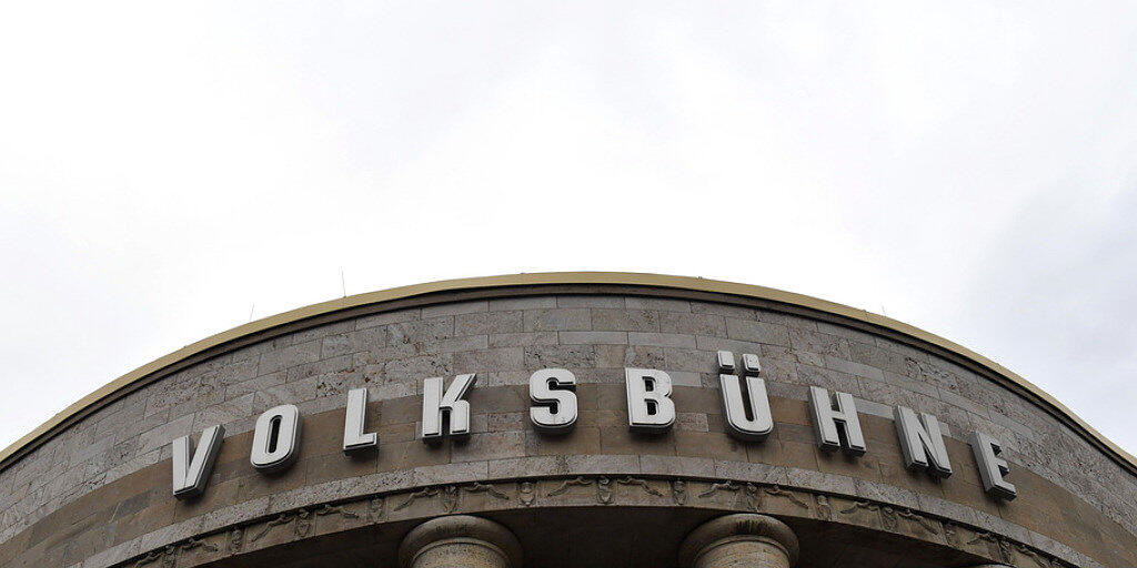 Die Volksbühne in Berlin muss sich nach dem Abgang des Intendanten Chris Dercon auf eine längere Hängepartie vorbereiten. (Archiv)