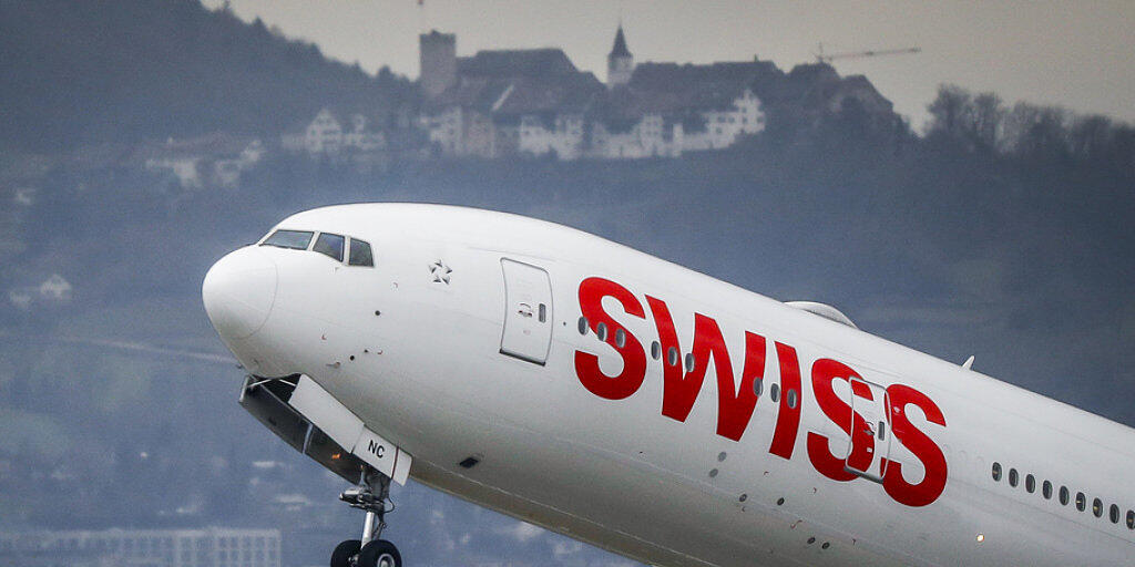 Die Swiss hat im Februar mehr Passagiere befördert als im Vorjahr. Im Bild eine Boeing 777-300 von Swiss beim Start in Zürich-Kloten. (Archiv)
