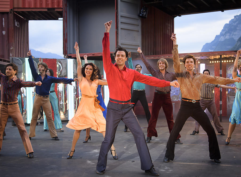 Im Disco-Fieber: Der Cast von "Saturday Night Fever" mit dem italienischen Hauptdarsteller Filippo Strocchi (Mitte). (Archivbild) Im Disco-Fieber: Der Cast von "Saturday Night Fever" mit dem italienischen Hauptdarsteller Filippo Strocchi (Mitte). (Archivbild)