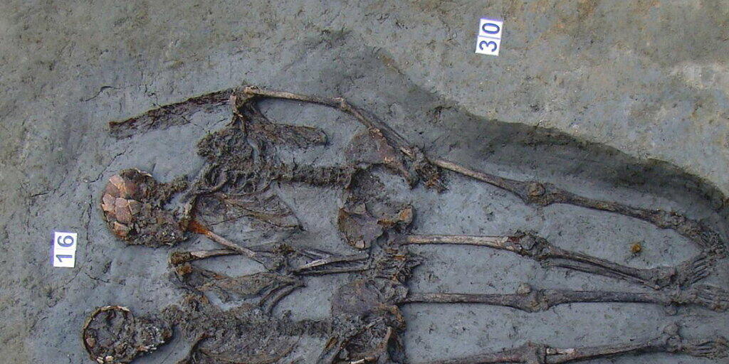 Wurden Hand in Hand begraben: Zwei aus der Spätantike entdeckte Tote in der italienischen Stadt Modena. (Archivbild)