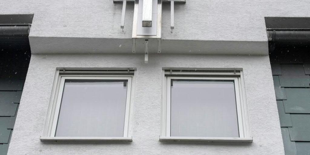 Das Bethaus einer Baptisten-Gemeinde in Frankfurt wurde geschlossen, weil sich nach einem Gottesdienst in der Kirchengemeinde mehr als 40 Menschen mit dem Coronavirus infiziert haben. Das Bethaus einer Baptisten-Gemeinde in Frankfurt wurde geschlossen, weil sich nach einem Gottesdienst in der Kirchengemeinde mehr als 40 Menschen mit dem Coronavirus infiziert haben.