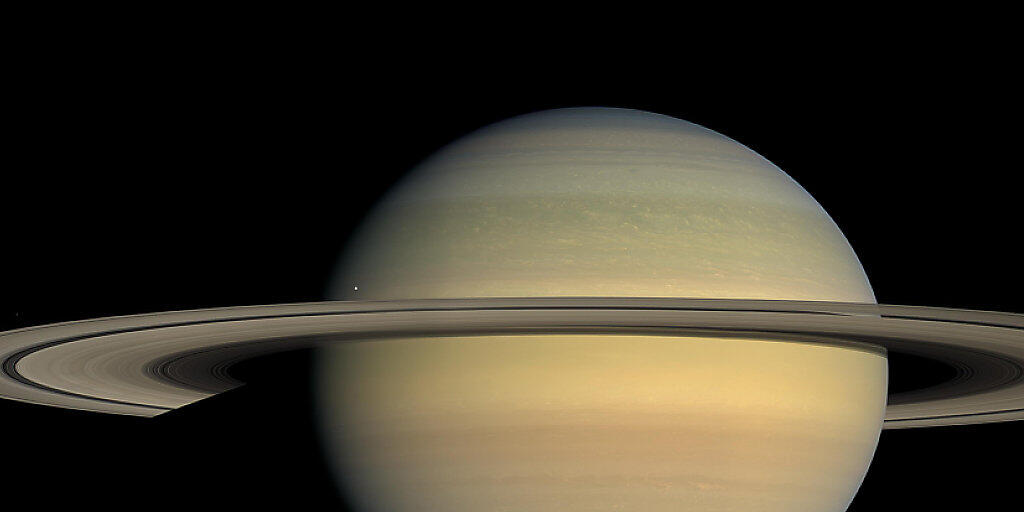 Dieses Bild vom Planeten Saturn lieferte "Cassini" im Jahr 2008. Forschende haben nun das Alter der Ringe auf 10 bis 100 Millionen Jahre datiert. Saturn ist 4,5 Milliarden Jahre alt (Archivbild).