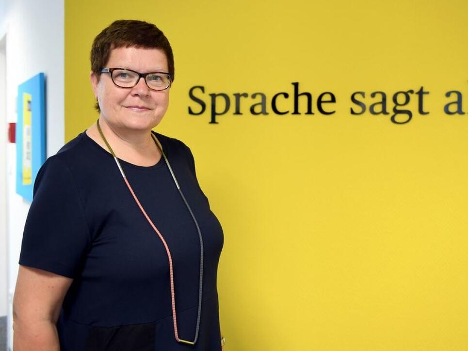 Die Leiterin der Dudenredaktion Kathrin Kunkel-Razum vor der Inschrift "Sprache sagt alles." Was, wenn die Sprache die weibliche Hälfte der Menschen ausschliesst? Der Rat für deutsche Rechtschreibung diskutiert das Genderproblem heute in Wien. Mit mehr als Empfehlungen ist nicht zu rechnen. (Archiv)