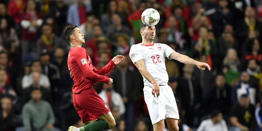Ein Bild ohne Symbolkraft: Fabian Schär kommt vor Dreifachtorschütze Cristiano Ronaldo an den Ball
