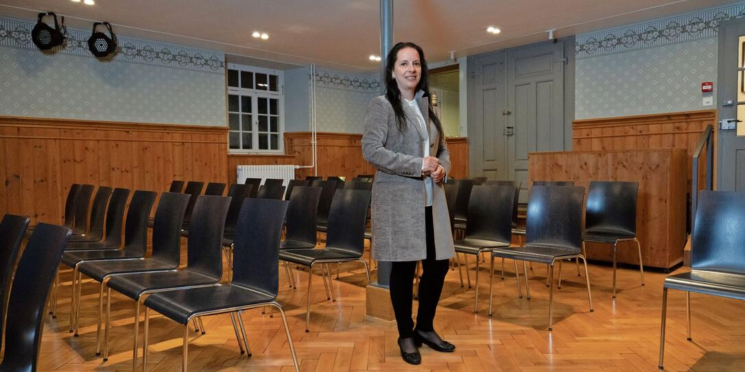 Elisabeth Huppmann im Saal des Kulturhaus Rössle in Mauren, der sowohl von den Gästen als auch den auftretenden Künstlern sehr geschätzt wird. Elisabeth Huppmann im Saal des Kulturhaus Rössle in Mauren, der sowohl von den Gästen als auch den auftretenden Künstlern sehr geschätzt wird.