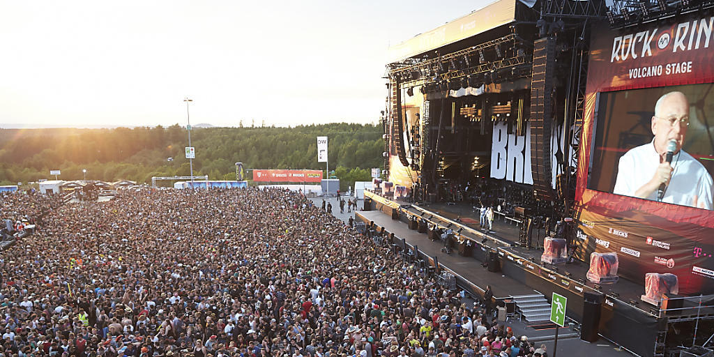 Terroralarm aufgehoben: Die Fans des "Rock am Ring"-Musikfestivals im deutschen Nürburg durften am Samstag weiterfeiern. Der Anlass dauert noch bis Sonntag. Terroralarm aufgehoben: Die Fans des "Rock am Ring"-Musikfestivals im deutschen Nürburg durften am Samstag weiterfeiern. Der Anlass dauert noch bis Sonntag.