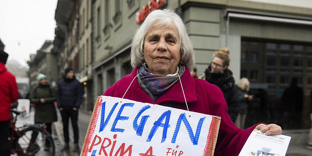 Es gibt gute Gründe, vegan zu leben, wie diese Klima-Demonstrantin in Bern zeigt. Eine Behauptung der veganen Bewegung wurde aber biblisch widerlegt: Jesus war kein Veganer, er ass Fleisch. (Archivbild) Es gibt gute Gründe, vegan zu leben, wie diese Klima-Demonstrantin in Bern zeigt. Eine Behauptung der veganen Bewegung wurde aber biblisch widerlegt: Jesus war kein Veganer, er ass Fleisch. (Archivbild)