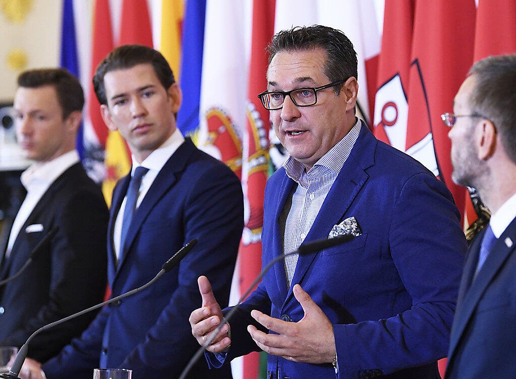 Österreichs Regierung von Sebastian Kurz (2.v.l.) informiert über "Entscheidungen im Kampf gegen politischen Islam". Mit dabei Kanzleramtsminister Gernot Blümel (l), Vizekanzler Heinz-Christian Strache (2.v.r.) und Inneminister Herbert Kickl (r).