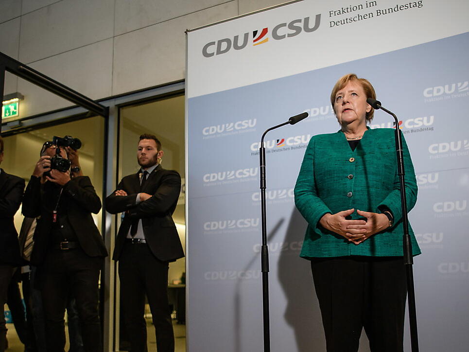 Nachdem die Abgeordneten von CDU und CSU gegen den Willen von Angela Merkel den bisherigen Fraktions-Vize Ralph Brinkhaus zum neuen Vorsitzenden gewählt hatten, räumte die Kanzlerin eine Niederlage ein.
