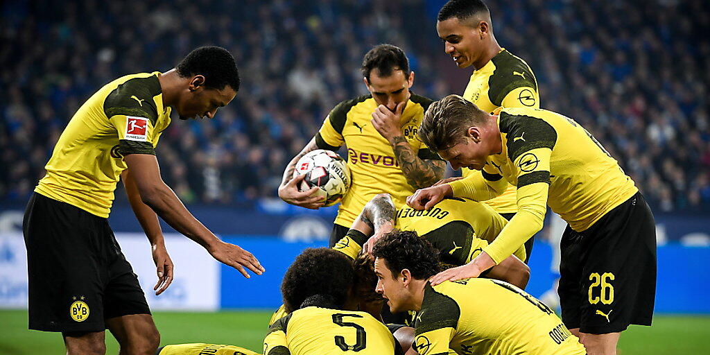 Die Dortmunder feiern den 2:1-Torschützen Jadon Sancho