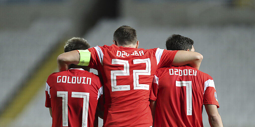Captain Artem Dsjuba freut sich mit Golowin und Osdojew über die fast perfekte Qualifikation