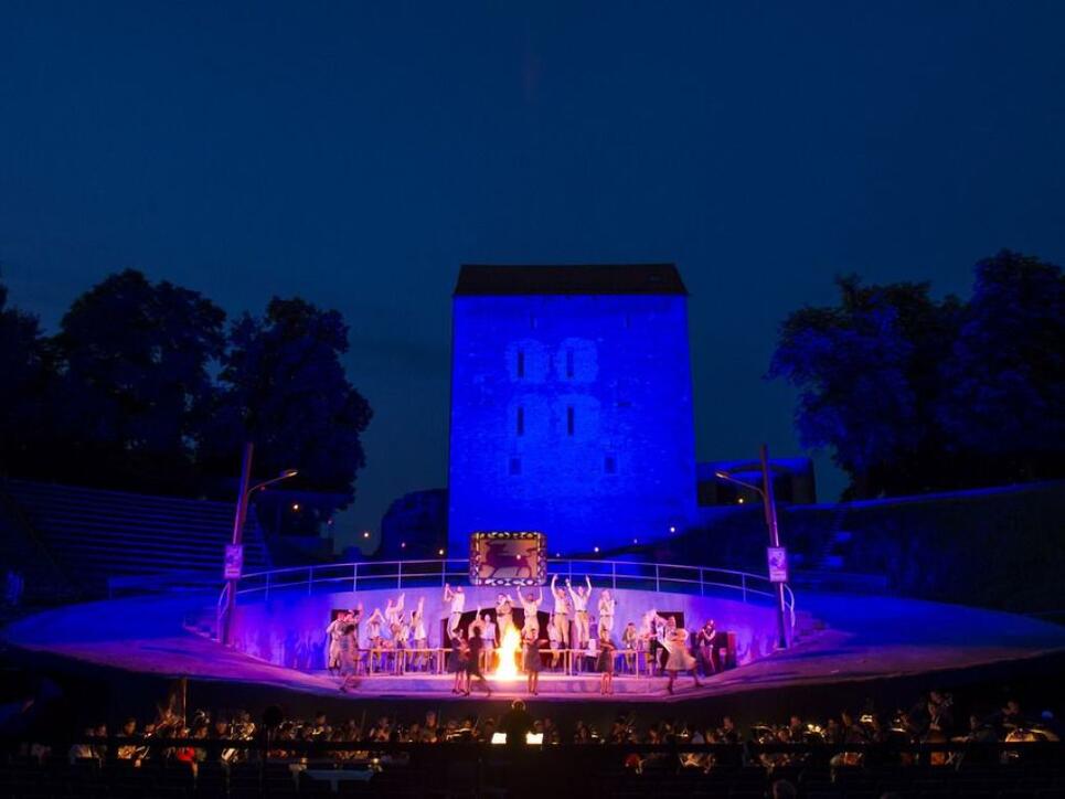 Das Opernfestival Avenches - hier eine Szene aus "Carmen" (2014) - ist wegen seiner besonderen Atmosphäre im Amphitheater ohnehin schon beliebt. Die kommende Ausgabe 2018 soll aber mit den grössten Opernhits zusätzlich Interessierte anlocken. (Archivbild)