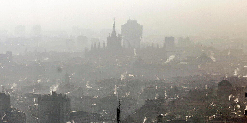 Jetzt soll das Rauchen bei Bushaltestellen verboten werden: Die Stadt Mailand im winterlichen Smog.