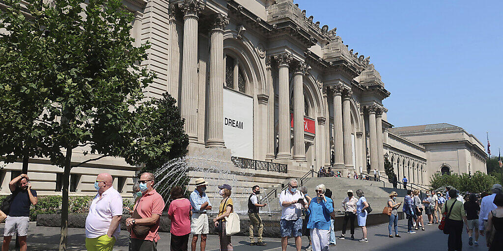Die Menschen stehen Schlange, um in das Metropolitan Museum of Art in der Upper East Side von Manhattan zu gelangen. Foto: Ted Shaffrey/AP/dpa