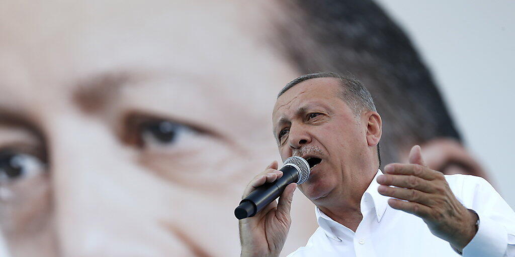 "Die Schritte führen die Welt zu einem neuen Kreuzzug": der türkische Präsident Recep Tayyip Erdogan über die angekündigte Zwangsschliessung von Moscheen in Österreich.