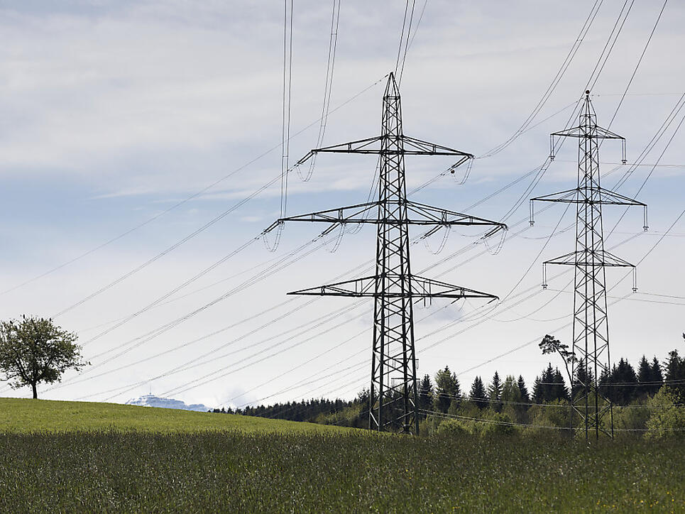 Unter der Erde statt gut sichtbar auf Leitungsmasten: Ein Höchstpannungskabel wird im aargauischen Fricktal auf einer Länge von 1,3 Kilometern unter die Erde verlegt. (Themenbild)