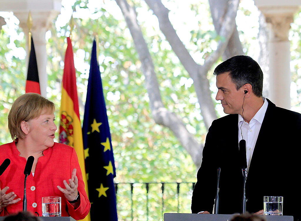 Der spanischen Ministerpräsident Pedro Sanchez und die deutsche Kanzlerin Angela Merkel bei einer Pressekonferenz im südspanischen Sanlúcar de Barrameda. Der spanischen Ministerpräsident Pedro Sanchez und die deutsche Kanzlerin Angela Merkel bei einer Pressekonferenz im südspanischen Sanlúcar de Barrameda.