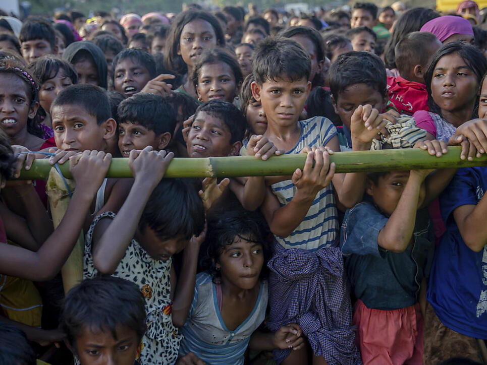 Rohingya-Kinder warten auf Hilfe in einem Flüchtlingslager in Bangladesch.