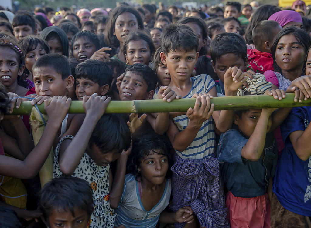 Rohingya-Kinder warten auf Hilfe in einem Flüchtlingslager in Bangladesch. Rohingya-Kinder warten auf Hilfe in einem Flüchtlingslager in Bangladesch.