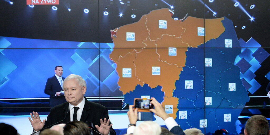 PiS-Parteichef Jaroslaw Kaczynski spricht am Sonntagabend in Warschau zu Wählern.