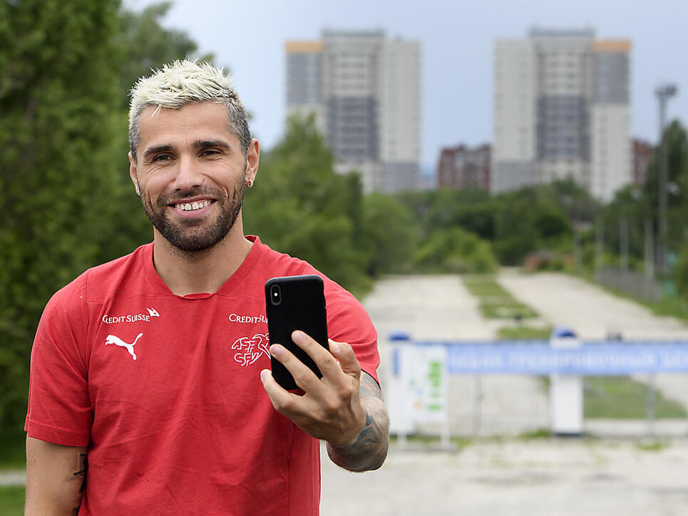 Valon Behrami vor dem Torpedo-Stadion in Togliatti, der Trainingsanlage der Schweizer in Russland