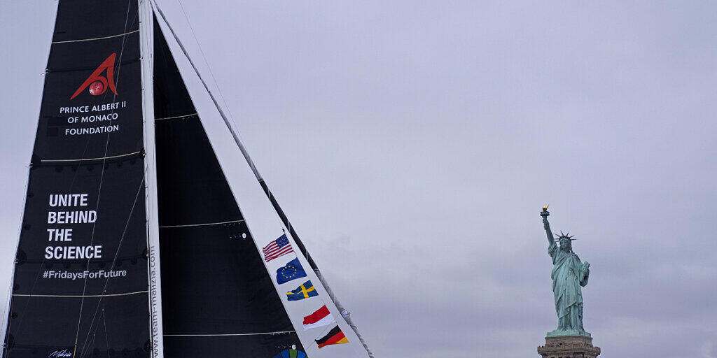 Vorbei an Lady Liberty zieht Greta Thunbergs Segelschiff. Vorbei an Lady Liberty zieht Greta Thunbergs Segelschiff.