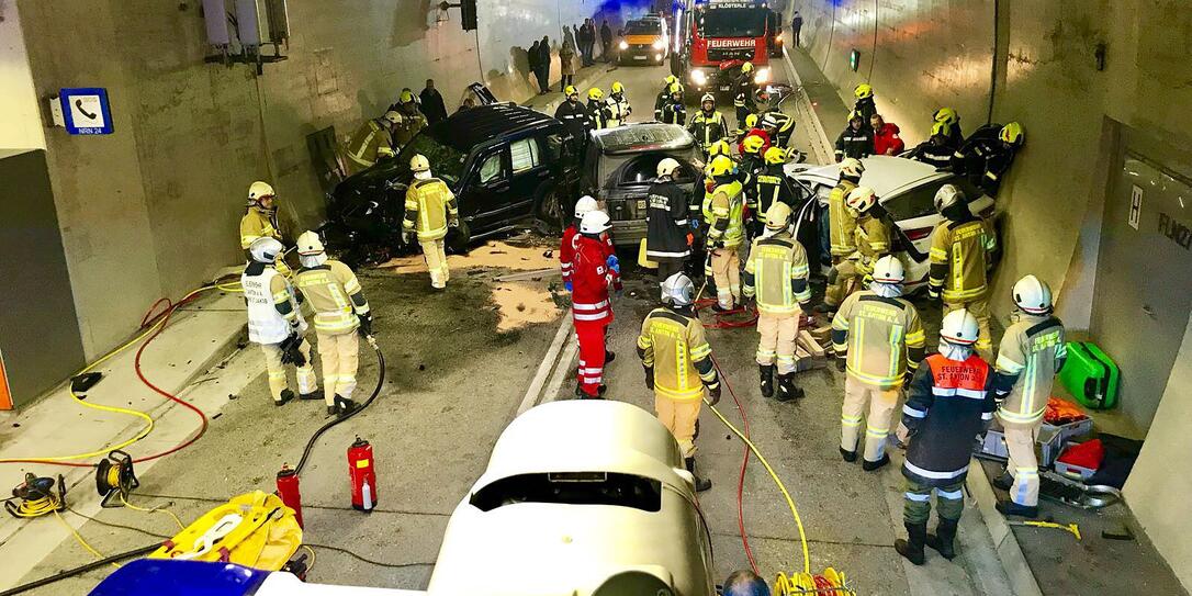 TIROL/VORARLBERG: UNFALL IN ARLBERGTUNNEL FORDERTE ZEHN VERLETZTE