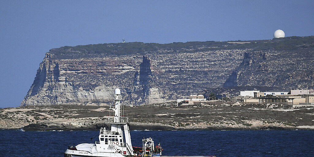 Die "Open Arms" vor der Küste von Lampedusa.