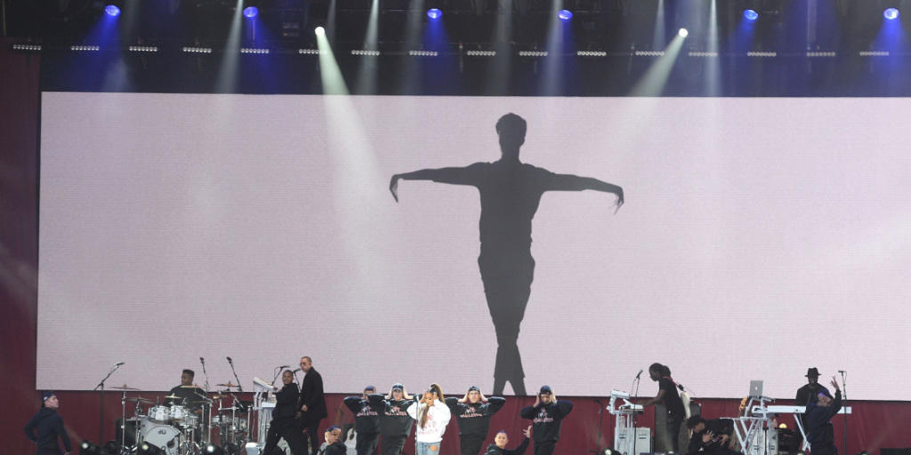 US-Sängerin Ariana Grande (in der weissen Jacke) am Benefizkonzert in Manchester. US-Sängerin Ariana Grande (in der weissen Jacke) am Benefizkonzert in Manchester.